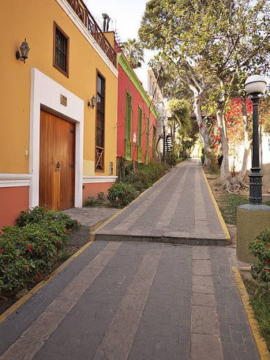 Calle peatonal con casonas de colores en Barranco, Lima