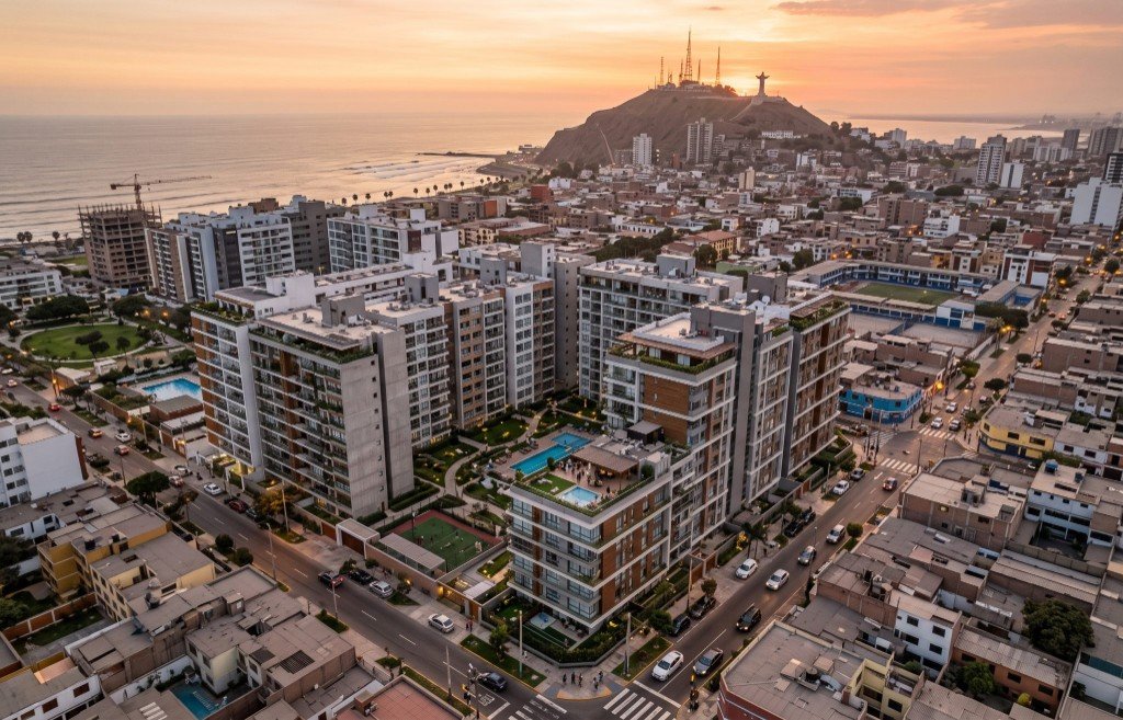 Vista aérea de edificios residenciales y el Morro Solar en Chorrillos, Lima